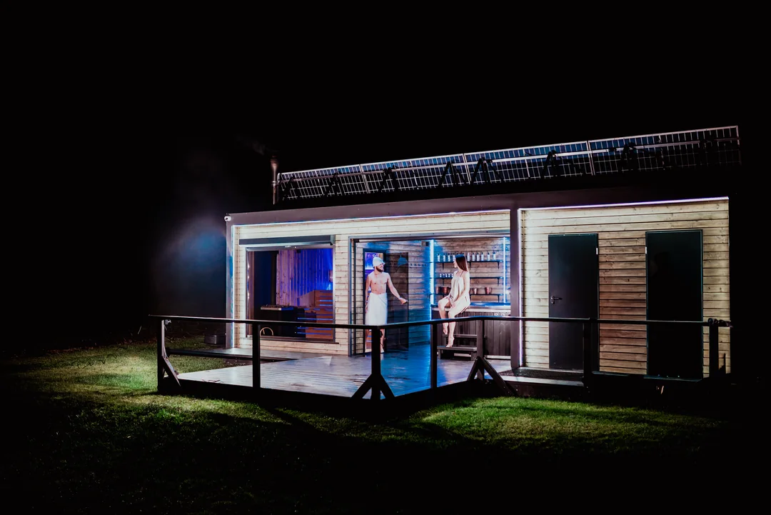 Sauna nad wodą nocą z podświetleniem LED
