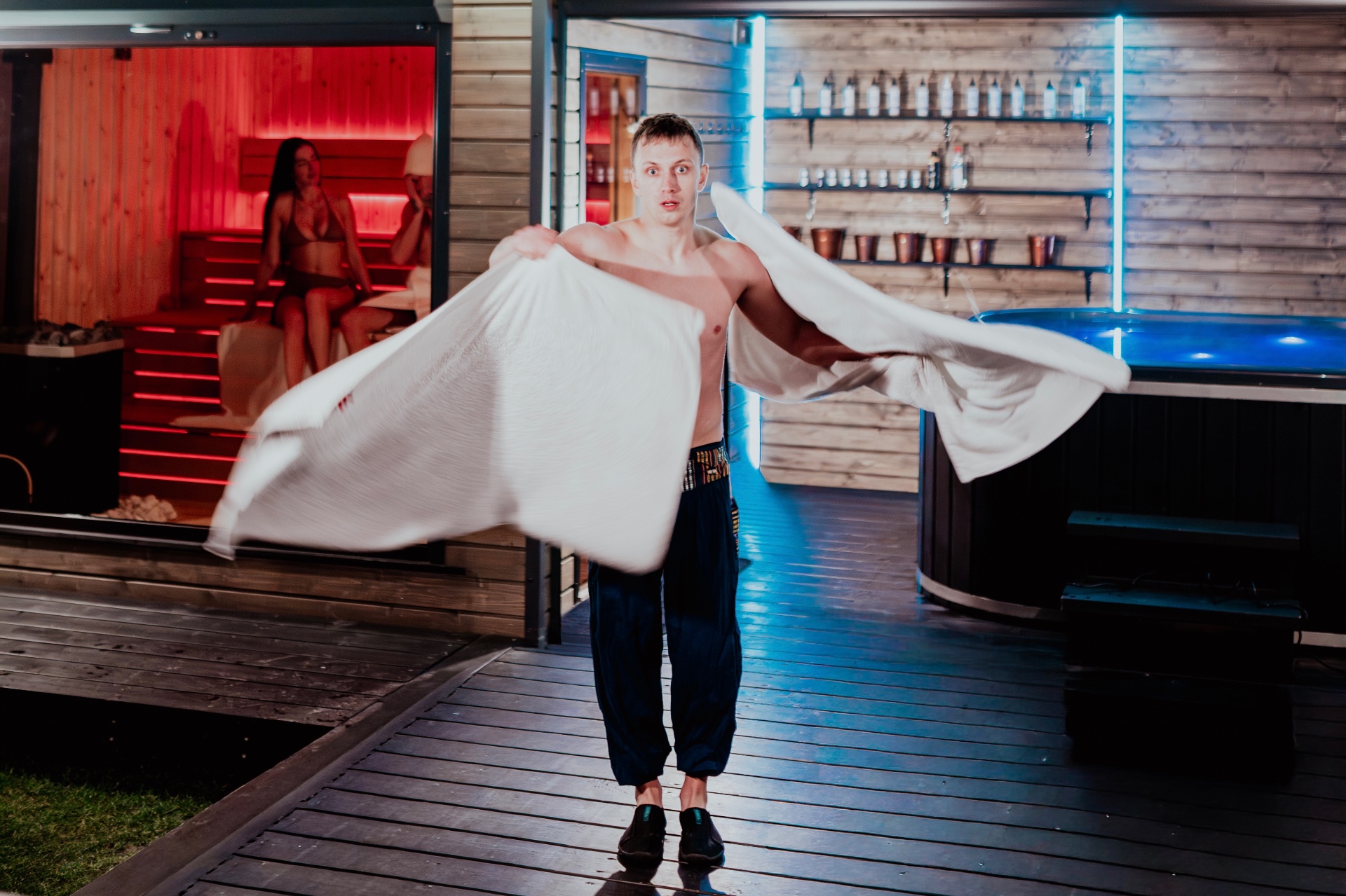 Sauna mistrz podczas aufgussu nocą